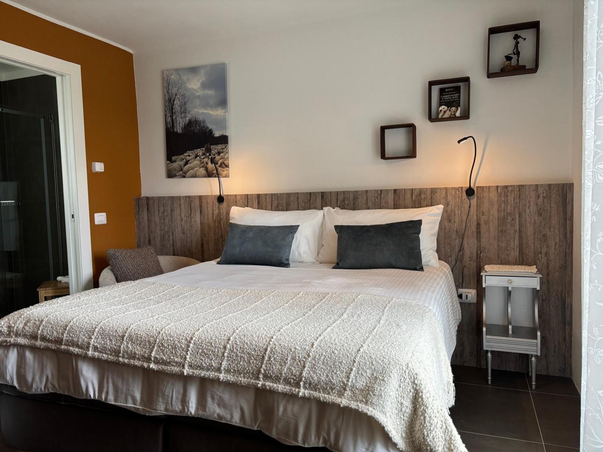 Bed and Breakfast La Luce Delle Colline Serravalle delle Langhe Exterior foto